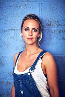 How tall is Miranda Raison?